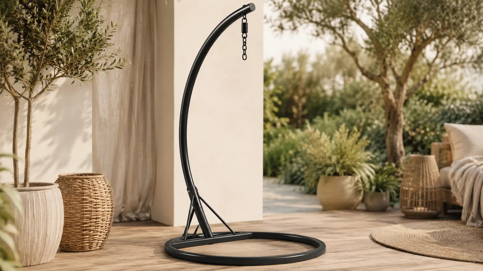 Support en acier noir pour fauteuil œuf suspendu sur terrasse en bois Image